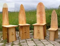 vier rustikale Stühle